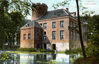 11571 Gezicht over de gracht op de rechter- en achtergevel van het kasteel Loenersloot (Rijksstraatweg 211) te ...
